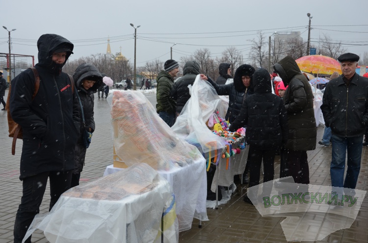 Хороводы, ароматный шашлык и сжигание чучела: в Волжском в снегопад попрощались с зимой