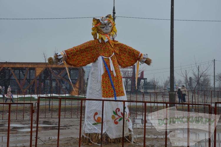 Хороводы, ароматный шашлык и сжигание чучела: в Волжском в снегопад попрощались с зимой