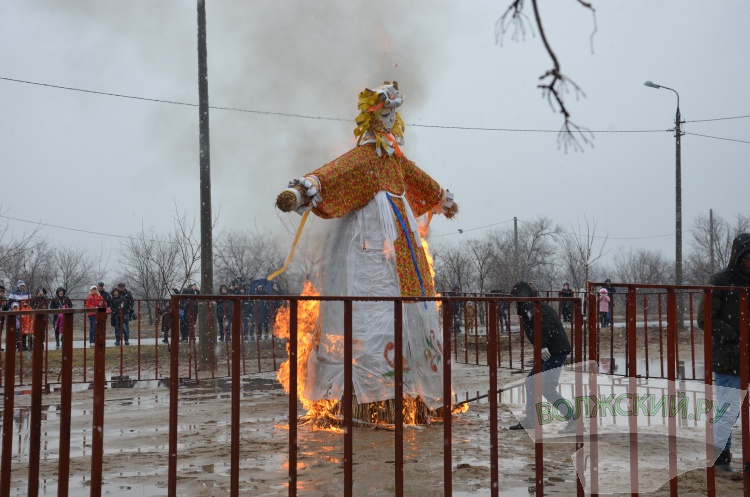 Хороводы, ароматный шашлык и сжигание чучела: в Волжском в снегопад попрощались с зимой