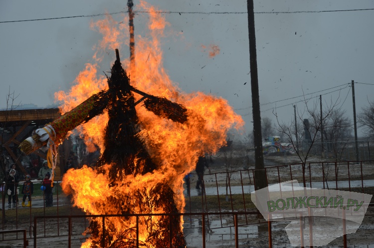 Хороводы, ароматный шашлык и сжигание чучела: в Волжском в снегопад попрощались с зимой