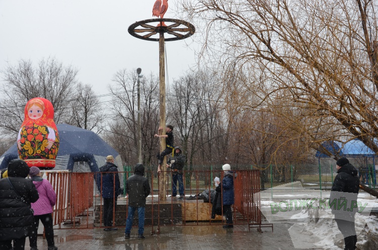 Хороводы, ароматный шашлык и сжигание чучела: в Волжском в снегопад попрощались с зимой