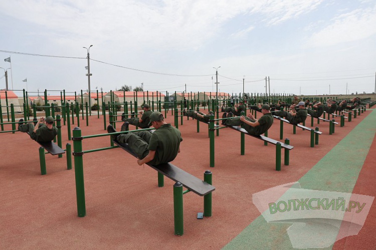 Парашюты, полоса препятствий, медицина: под Волжским открыли оборонно-спортивный лагерь