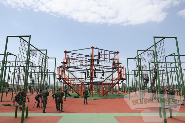 Парашюты, полоса препятствий, медицина: под Волжским открыли оборонно-спортивный лагерь