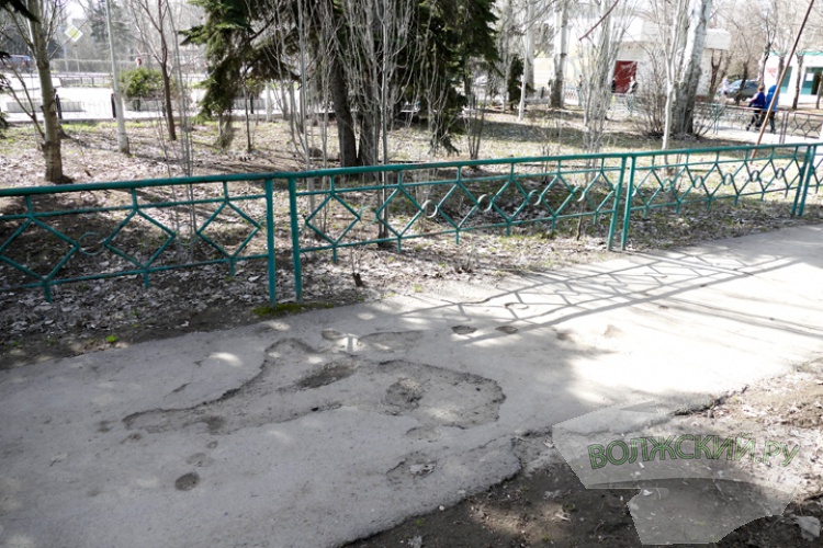 Ржавые ограждения и пожарный резервуар: в Волжском нашли проблемные места второго округа
