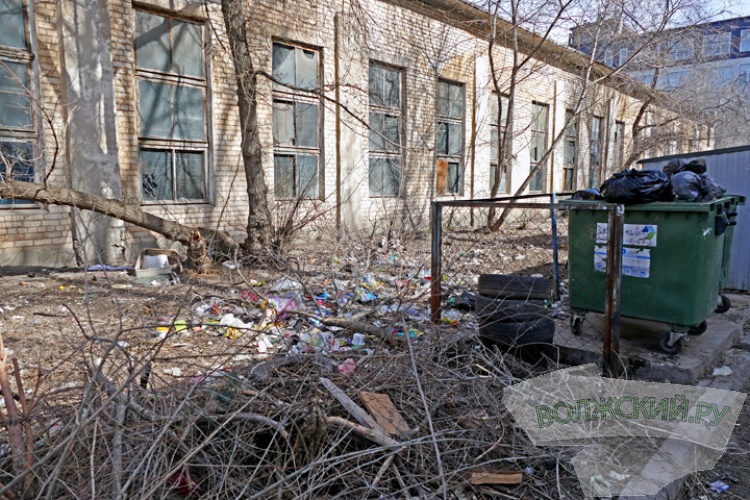 Ржавые ограждения и пожарный резервуар: в Волжском нашли проблемные места второго округа