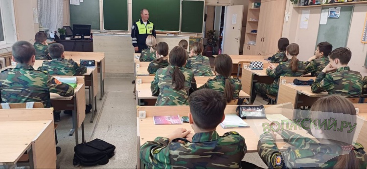 «Скорые» и дети: в Волжском усиливают дорожную профилактику с участниками движения