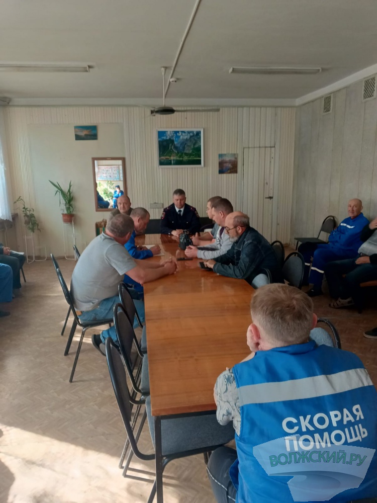 «Скорые» и дети: в Волжском усиливают дорожную профилактику с участниками движения