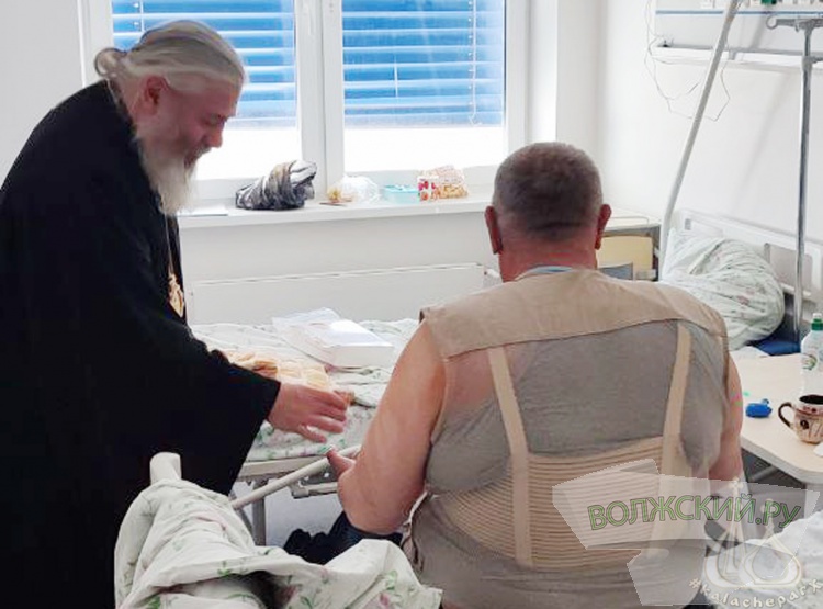 Священники вручили куличи пациентам волжских больниц