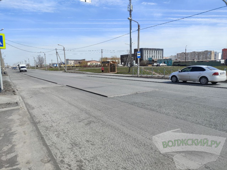 В Волжском переделывают асфальт на обновленной 87- й Гвардейской