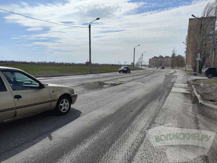 В Волжском переделывают асфальт на обновленной 87- й Гвардейской