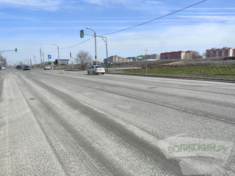 В Волжском переделывают асфальт на обновленной 87- й Гвардейской