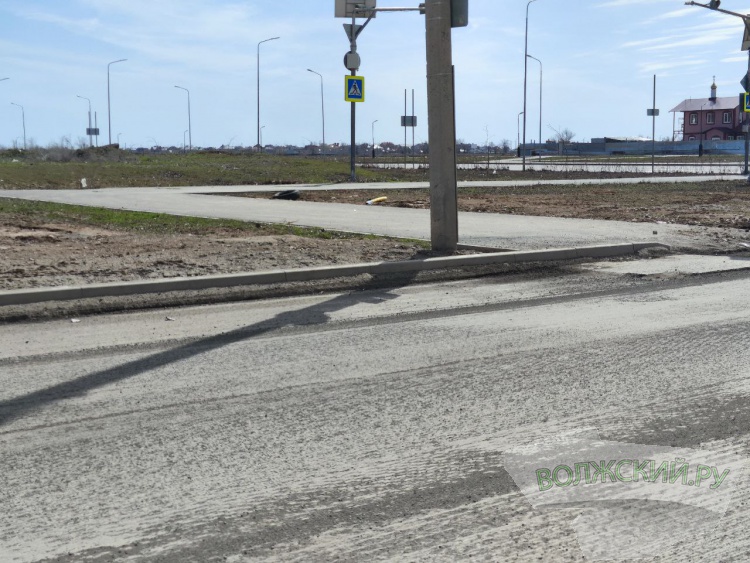 В Волжском переделывают асфальт на обновленной 87- й Гвардейской