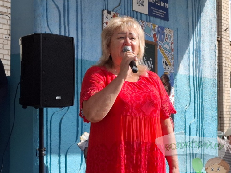 Букеты и бантики: в Волжском педагоги, ученики и их родителя встречают день знаний