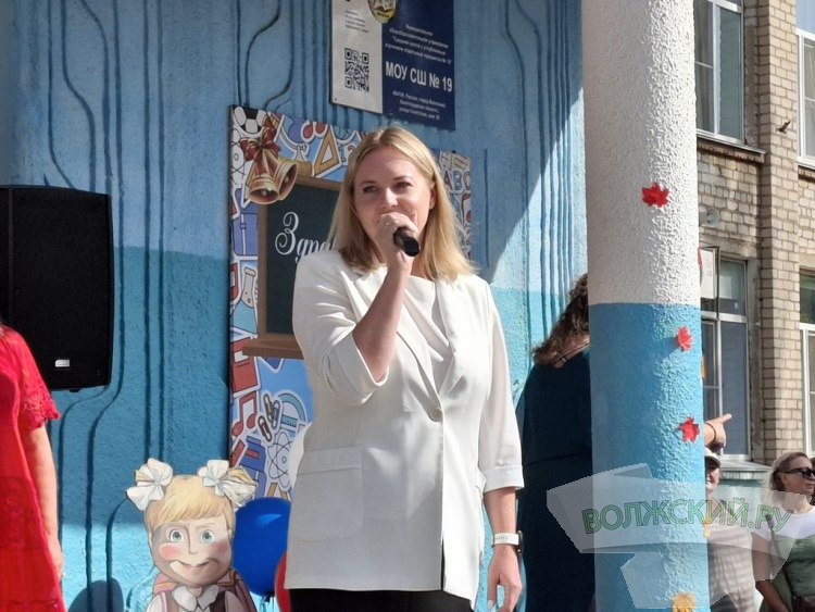 Букеты и бантики: в Волжском педагоги, ученики и их родителя встречают день знаний