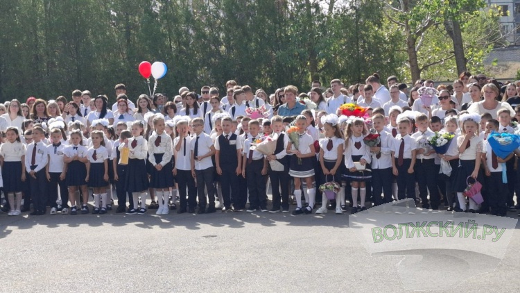 Букеты и бантики: в Волжском педагоги, ученики и их родителя встречают день знаний