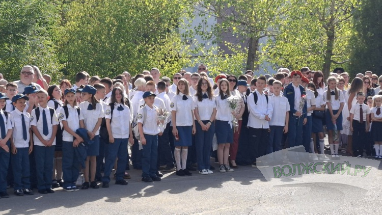 Букеты и бантики: в Волжском педагоги, ученики и их родителя встречают день знаний