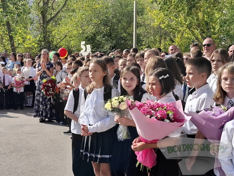 Букеты и бантики: в Волжском педагоги, ученики и их родителя встречают день знаний