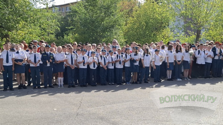 Букеты и бантики: в Волжском педагоги, ученики и их родителя встречают день знаний