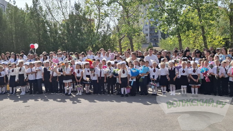 Букеты и бантики: в Волжском педагоги, ученики и их родителя встречают день знаний
