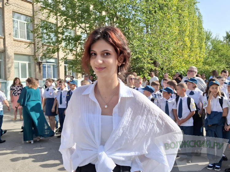 Букеты и бантики: в Волжском педагоги, ученики и их родителя встречают день знаний