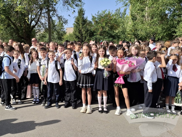Букеты и бантики: в Волжском педагоги, ученики и их родителя встречают день знаний
