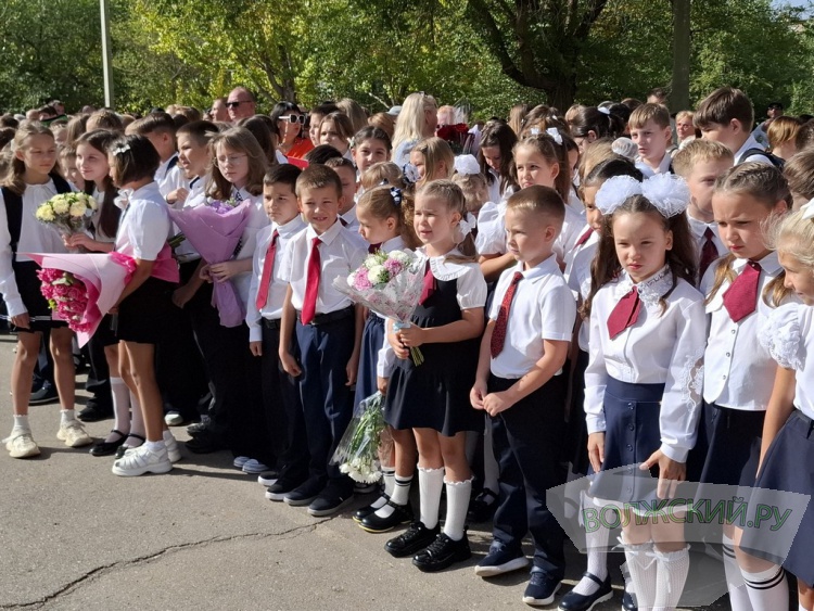 Букеты и бантики: в Волжском педагоги, ученики и их родителя встречают день знаний
