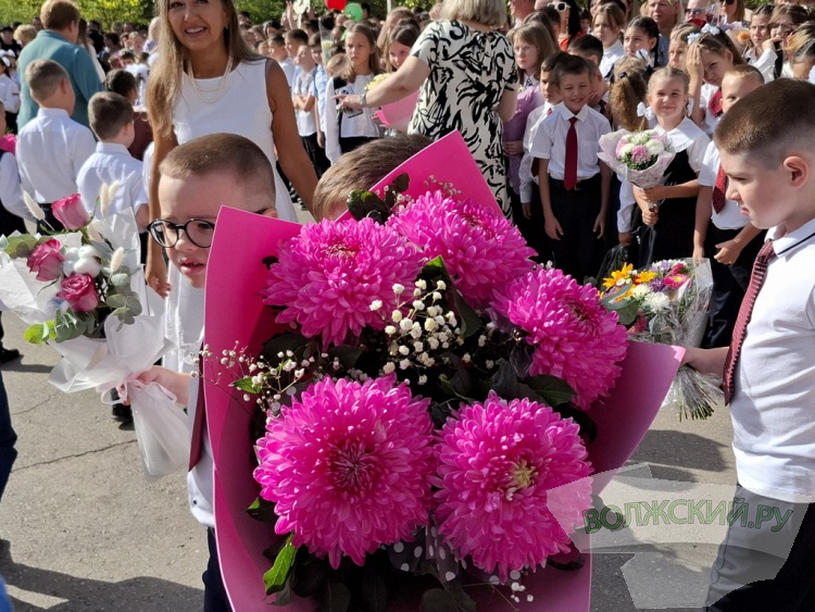 Букеты и бантики: в Волжском педагоги, ученики и их родителя встречают день знаний