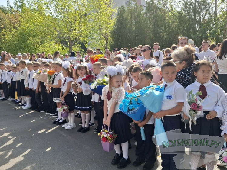 Букеты и бантики: в Волжском педагоги, ученики и их родителя встречают день знаний