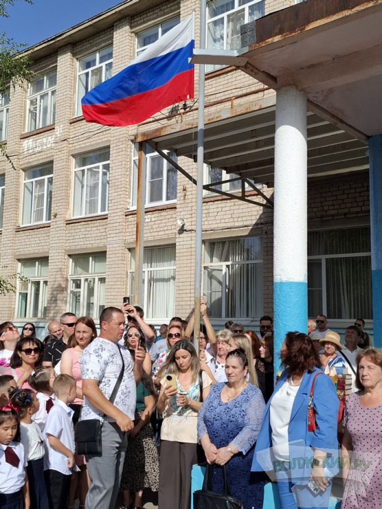 Букеты и бантики: в Волжском педагоги, ученики и их родителя встречают день знаний