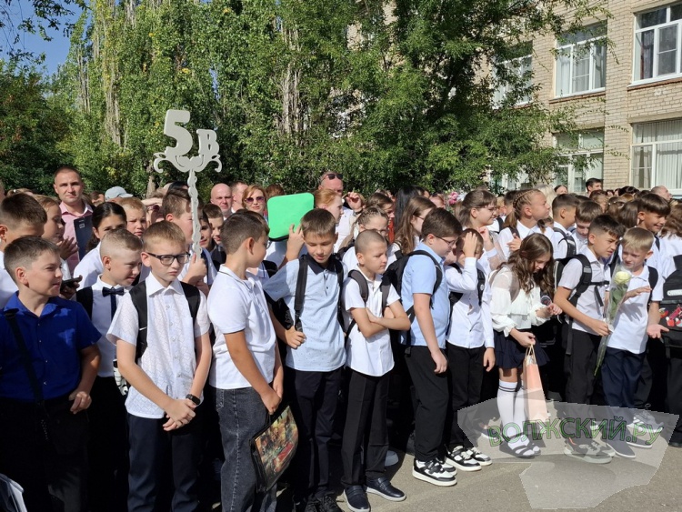 Букеты и бантики: в Волжском педагоги, ученики и их родителя встречают день знаний