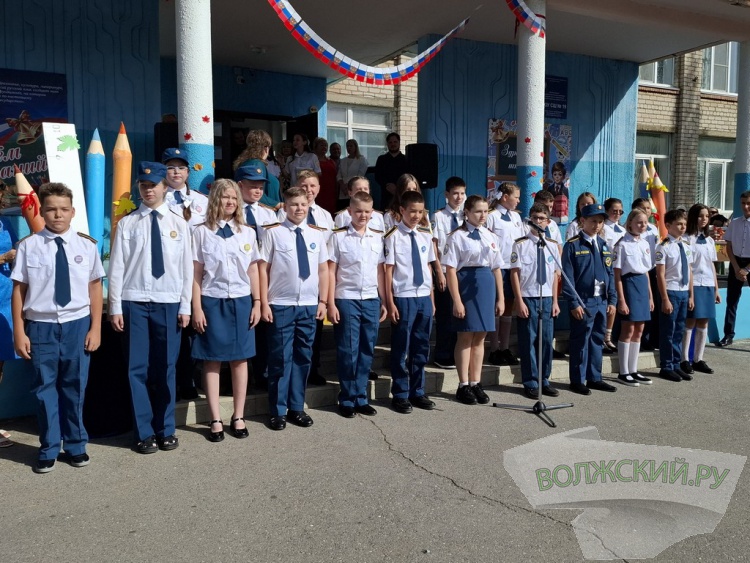 Букеты и бантики: в Волжском педагоги, ученики и их родителя встречают день знаний