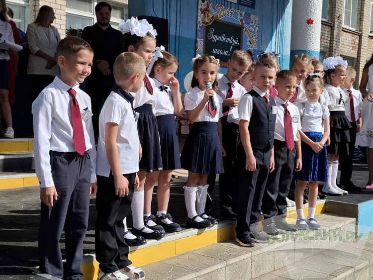 Букеты и бантики: в Волжском педагоги, ученики и их родителя встречают день знаний