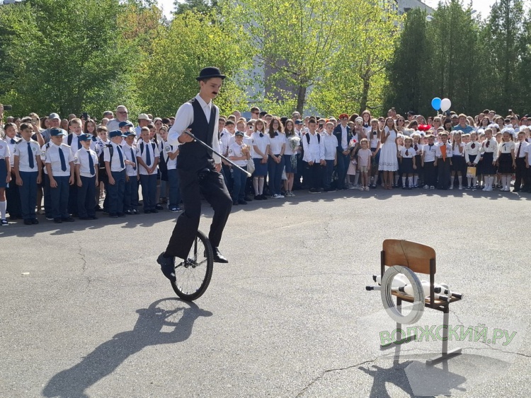 Букеты и бантики: в Волжском педагоги, ученики и их родителя встречают день знаний