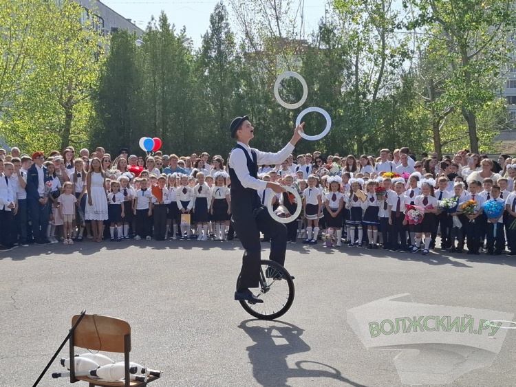 Букеты и бантики: в Волжском педагоги, ученики и их родителя встречают день знаний