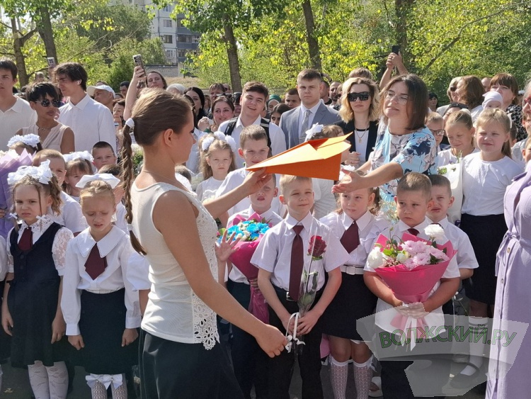 Букеты и бантики: в Волжском педагоги, ученики и их родителя встречают день знаний