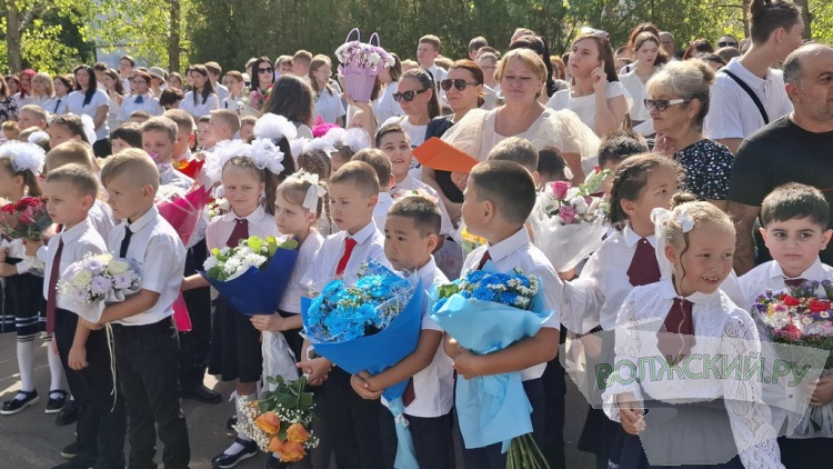 Букеты и бантики: в Волжском педагоги, ученики и их родителя встречают день знаний