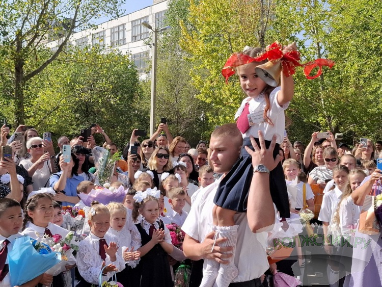Букеты и бантики: в Волжском педагоги, ученики и их родителя встречают день знаний