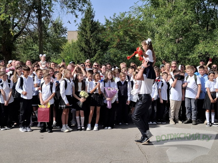 Букеты и бантики: в Волжском педагоги, ученики и их родителя встречают день знаний