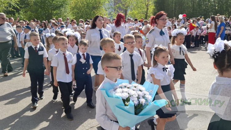 Букеты и бантики: в Волжском педагоги, ученики и их родителя встречают день знаний