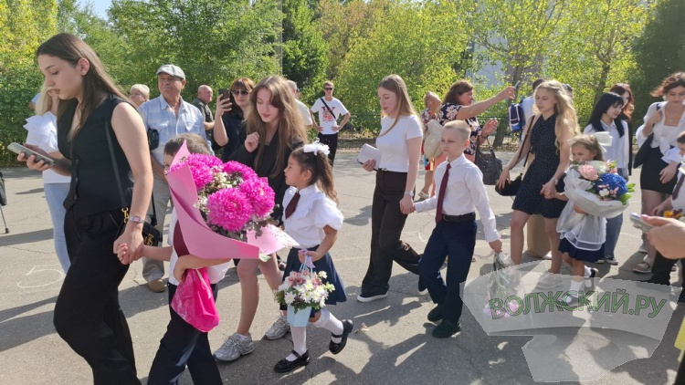 Букеты и бантики: в Волжском педагоги, ученики и их родителя встречают день знаний