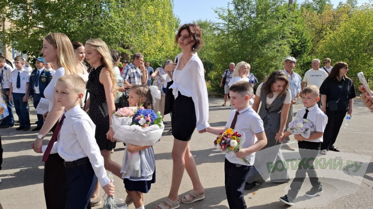 Букеты и бантики: в Волжском педагоги, ученики и их родителя встречают день знаний