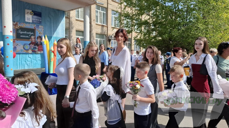 Букеты и бантики: в Волжском педагоги, ученики и их родителя встречают день знаний