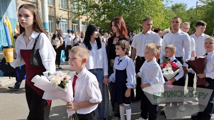 Букеты и бантики: в Волжском педагоги, ученики и их родителя встречают день знаний