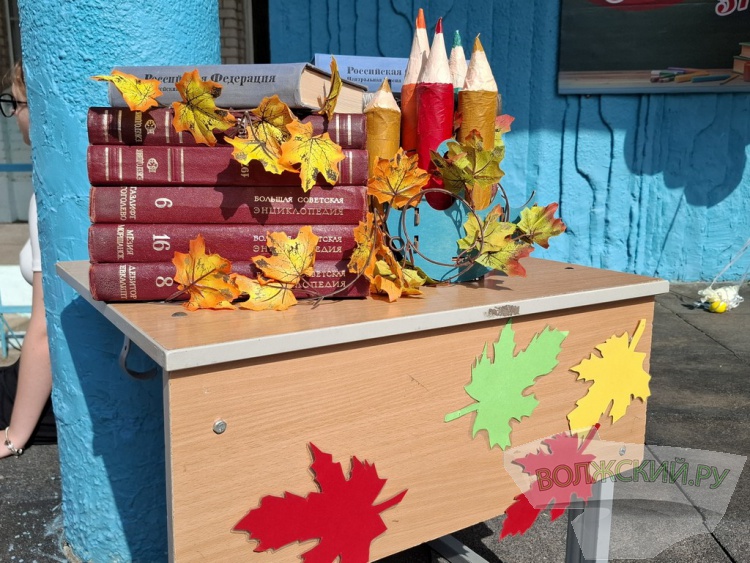 Букеты и бантики: в Волжском педагоги, ученики и их родителя встречают день знаний