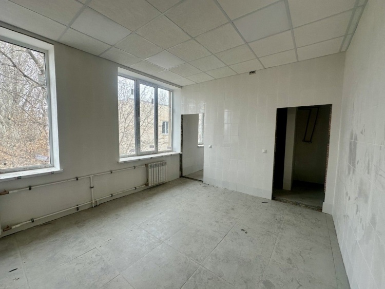 Двери, окна, фасад и столовая: в Волжском кипит работа в корпусе ВПТ