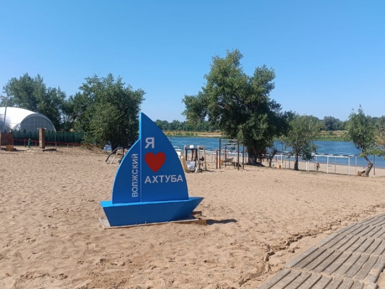 В скверах старой части Волжского ко Дню города установили светящиеся стелы