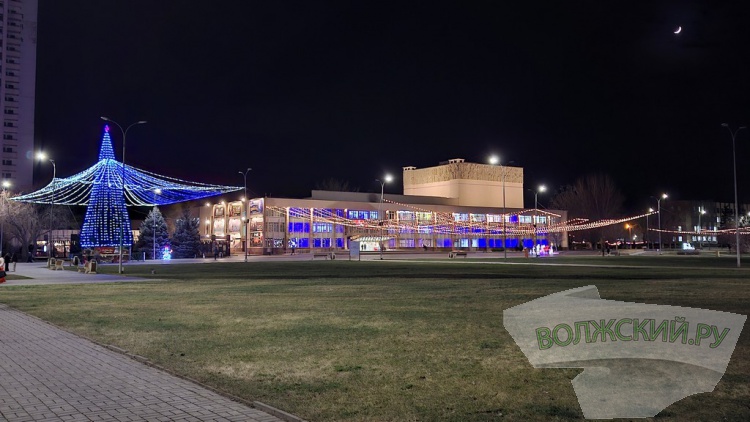 Главную городскую ёлку на площади им. В.И. Ленина окутало «звездное небо»