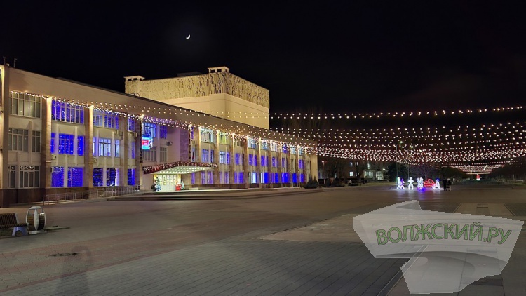 Главную городскую ёлку на площади им. В.И. Ленина окутало «звездное небо»