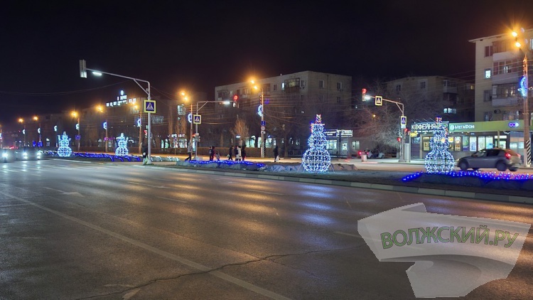 Главную городскую ёлку на площади им. В.И. Ленина окутало «звездное небо»