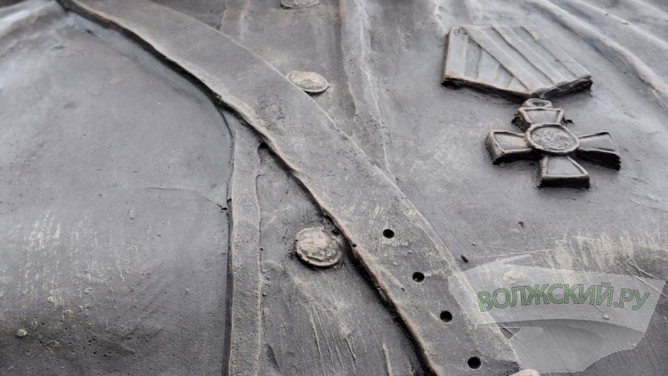 Известный волжский скульптор судится с казаками за оплату памятника «Встреча»